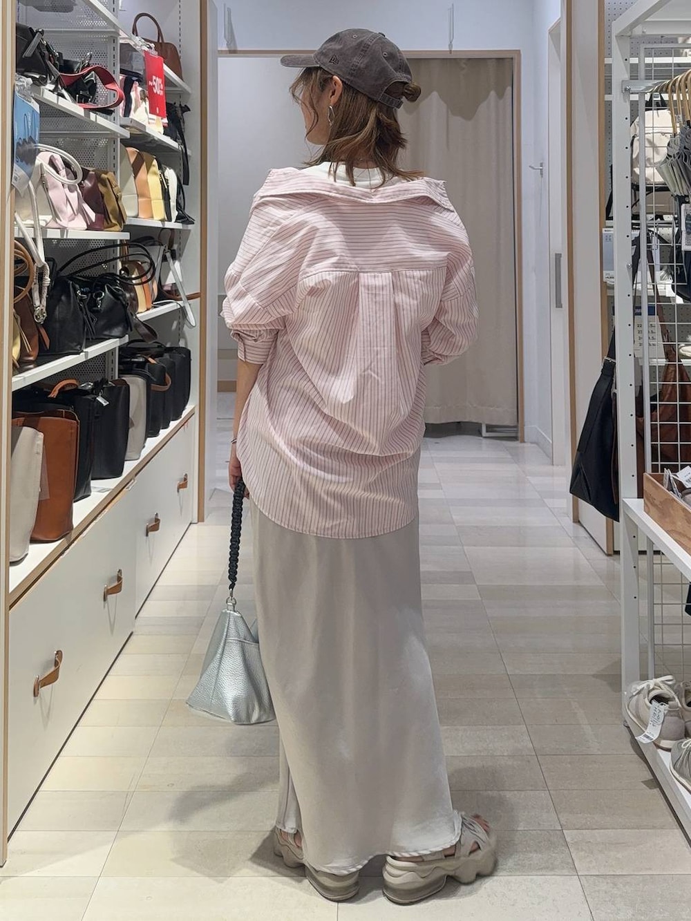 ピンク系のシャツ/ブラウス、グレー系のスカート、ホワイト系のTシャツ/カットソーを着用したレディースの夏コーディネートの5枚目の写真