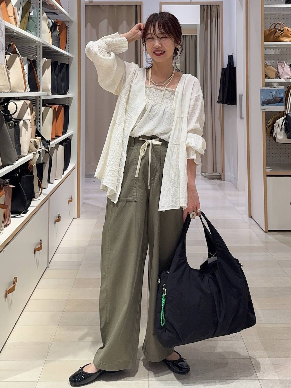 ブラック系のバレエシューズ、ブラック系のトートバッグ、ブラック系のカーディガン/ボレロを着用したレディースの春コーディネートの3枚目の写真