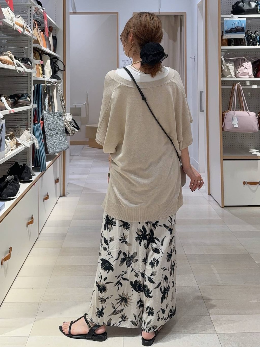 ベージュ系のカーディガン/ボレロ、ホワイト系のその他パンツ、ホワイト系のTシャツ/カットソーを着用したレディースの夏コーディネートの8枚目の写真