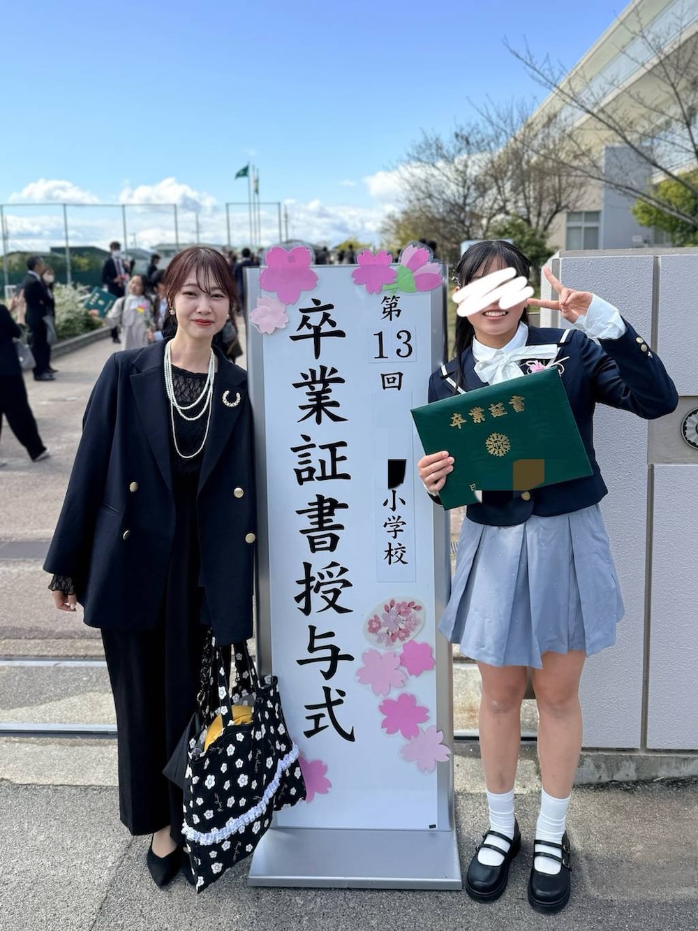 その他のパンプス、ブラック系のTシャツ/カットソー、ブラック系のスラックスを着用したレディースの春コーディネートの2枚目の写真