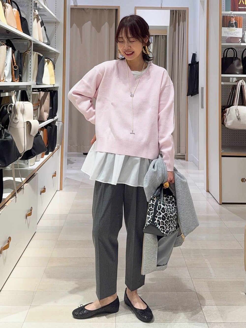 ブラック系のローファー、グレー系のスラックス、ブラック系のトートバッグを着用したレディースの冬コーディネートの3枚目の写真