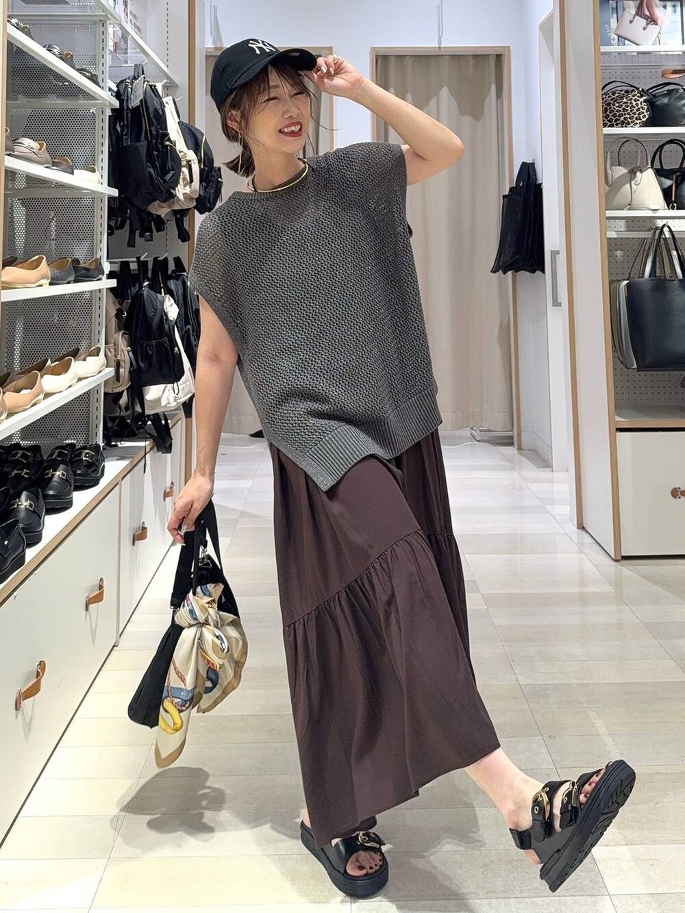 ブラック系のキャミソール、ブラック系のショルダーバッグ、ホワイト系のショルダーバッグを着用したレディースの夏コーディネートの2枚目の写真