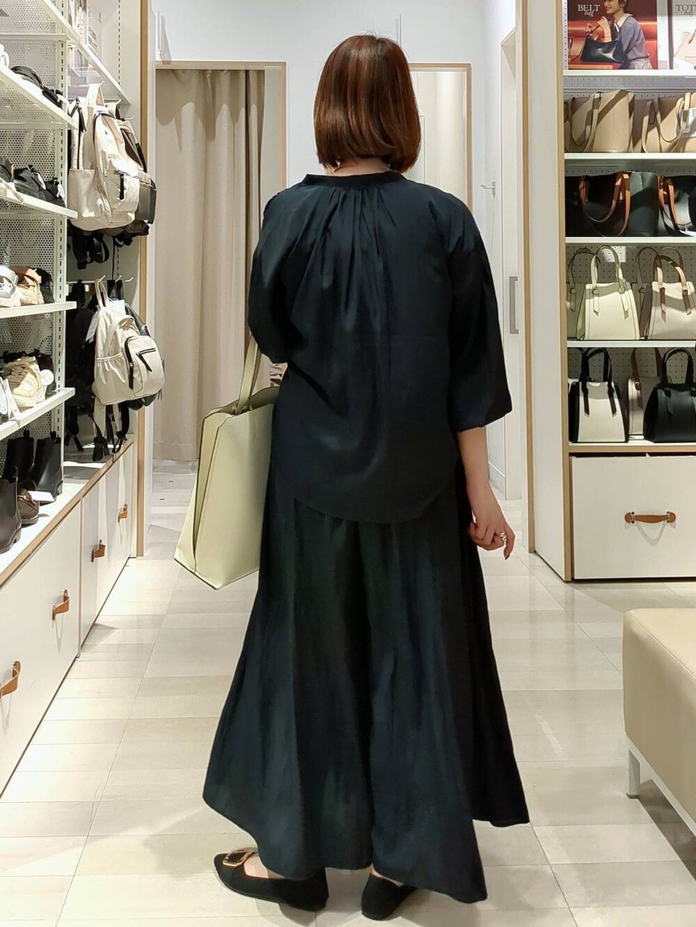 ブルー系のシャツ/ブラウス、ブルー系のその他パンツ、ホワイト系のトートバッグを着用したレディースの春コーディネートの7枚目の写真