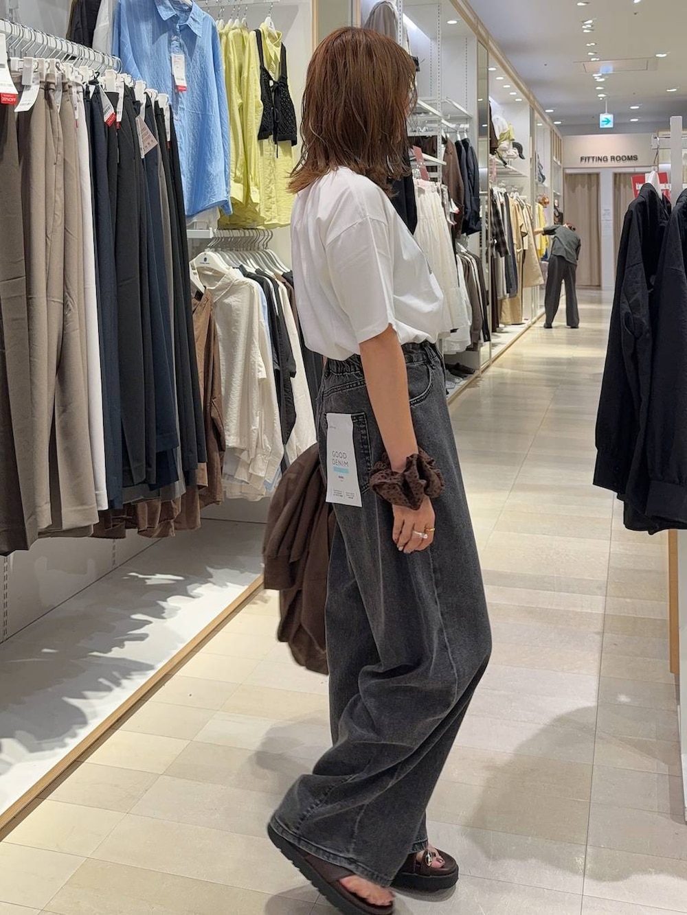 ブラック系のボストンバッグ、ブラック系のデニムパンツ、ホワイト系のTシャツ/カットソーを着用したレディースの夏コーディネートの6枚目の写真
