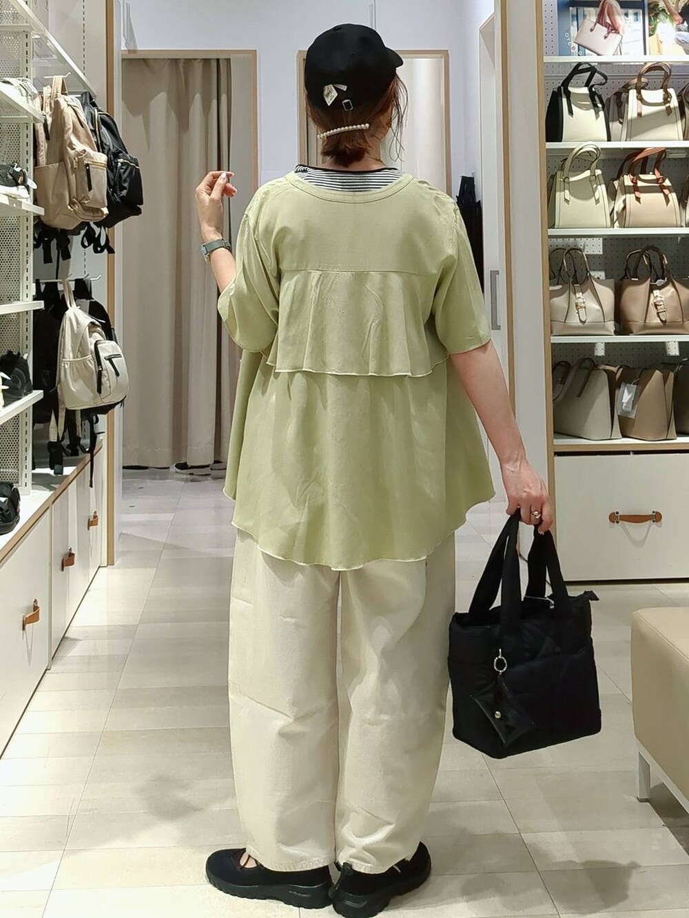 ブラック系のその他パンツ、ホワイト系のトートバッグ、その他のパンプスを着用したレディースの春コーディネートの6枚目の写真