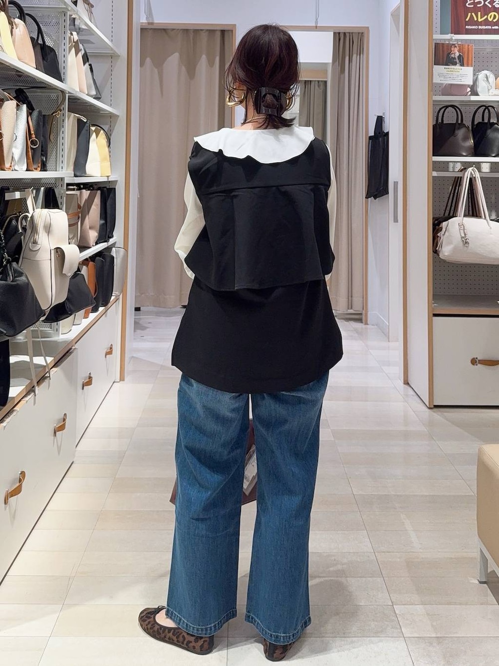 その他のバレエシューズ、レッド系のボストンバッグ、ブルー系のデニムパンツを着用したレディースの冬コーディネートの5枚目の写真