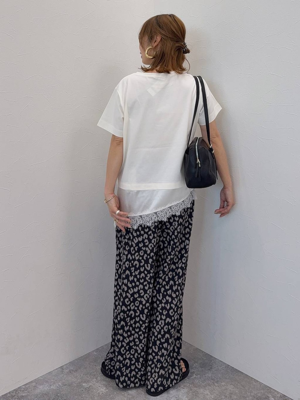 その他のその他パンツ、ブラック系のショルダーバッグ、ベージュ系のTシャツ/カットソーを着用したレディースの夏コーディネートの5枚目の写真