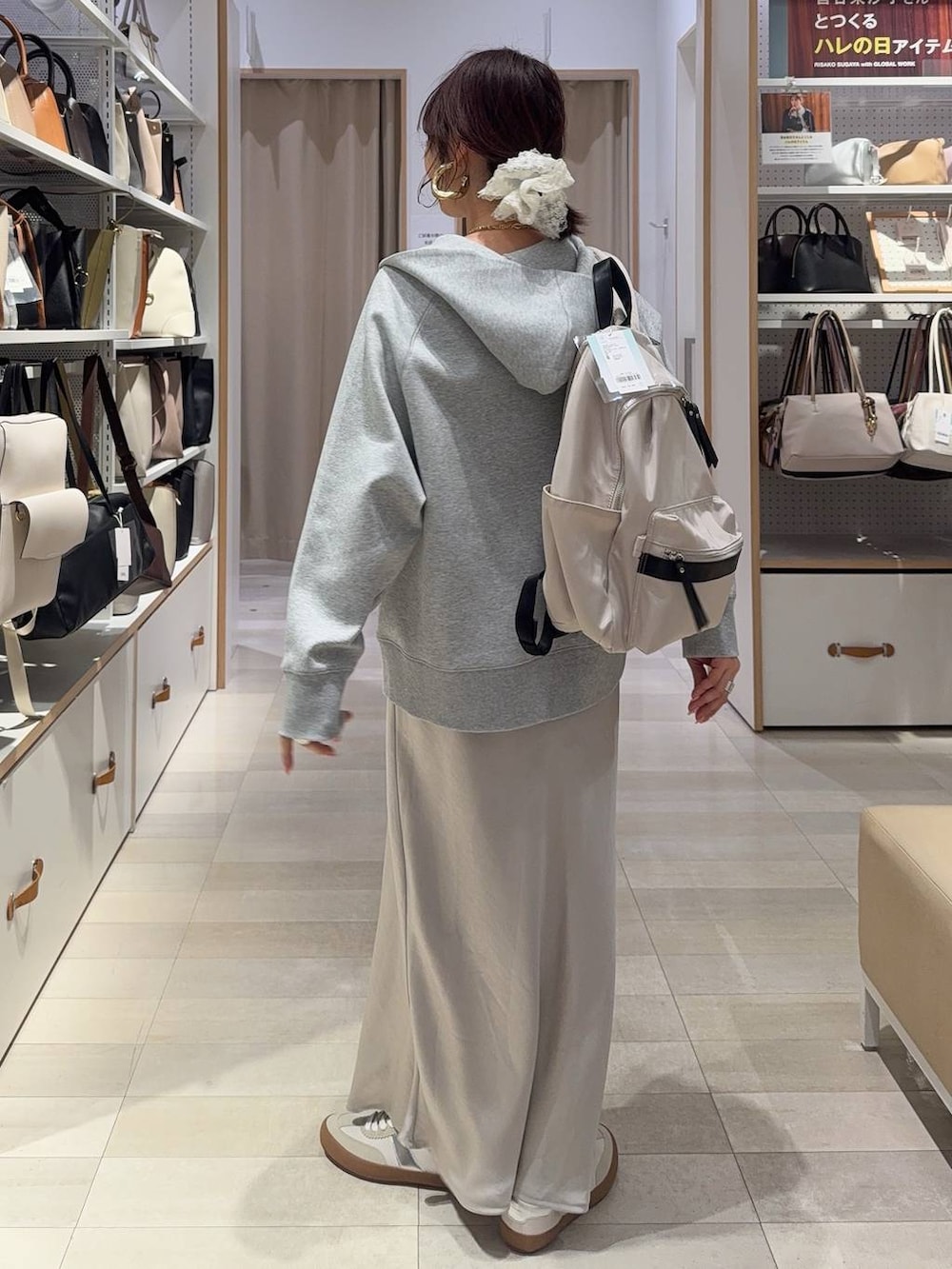 ホワイト系のスニーカー、ホワイト系のバックパック/リュック、ブラック系のキャミソールを着用したレディースの春コーディネートの9枚目の写真