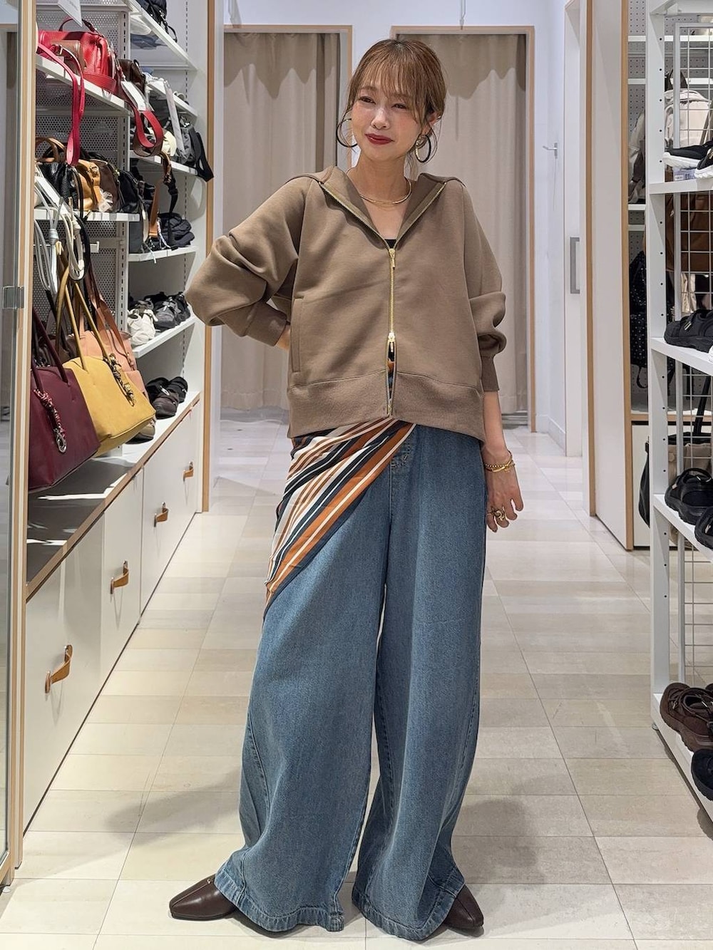 ブラウン系のパンプス、ブラウン系のパーカー、ブラック系のTシャツ/カットソーを着用したレディースの秋コーディネートの2枚目の写真