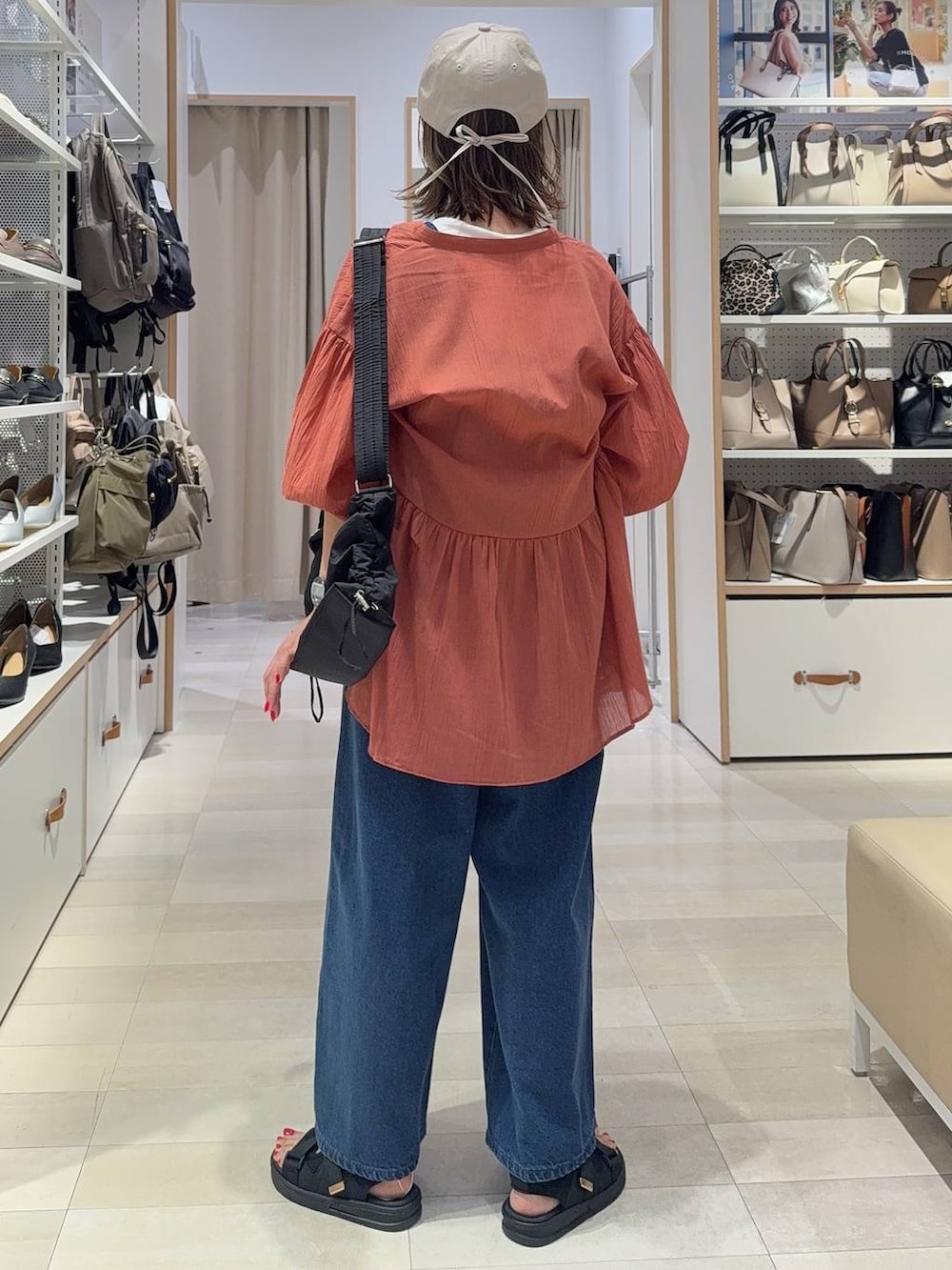 ブルー系のサロペット/オーバーオール、ピンク系のシャツ/ブラウス、ブラック系のショルダーバッグを着用したレディースの春コーディネートの7枚目の写真