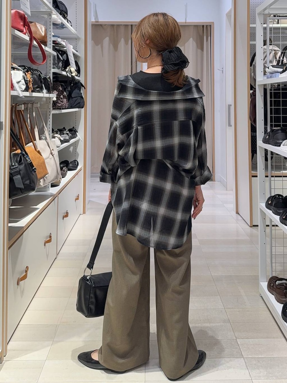ブラック系のパンプス、ブラック系のシャツ/ブラウス、ブラック系のショルダーバッグを着用したレディースの夏コーディネートの7枚目の写真