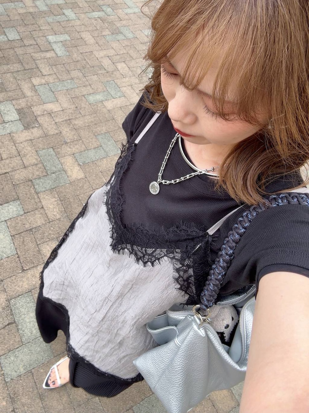 ブラック系のその他パンツ、グレー系のキャミソール、ブラック系のTシャツ/カットソーを着用したレディースの夏コーディネートの2枚目の写真