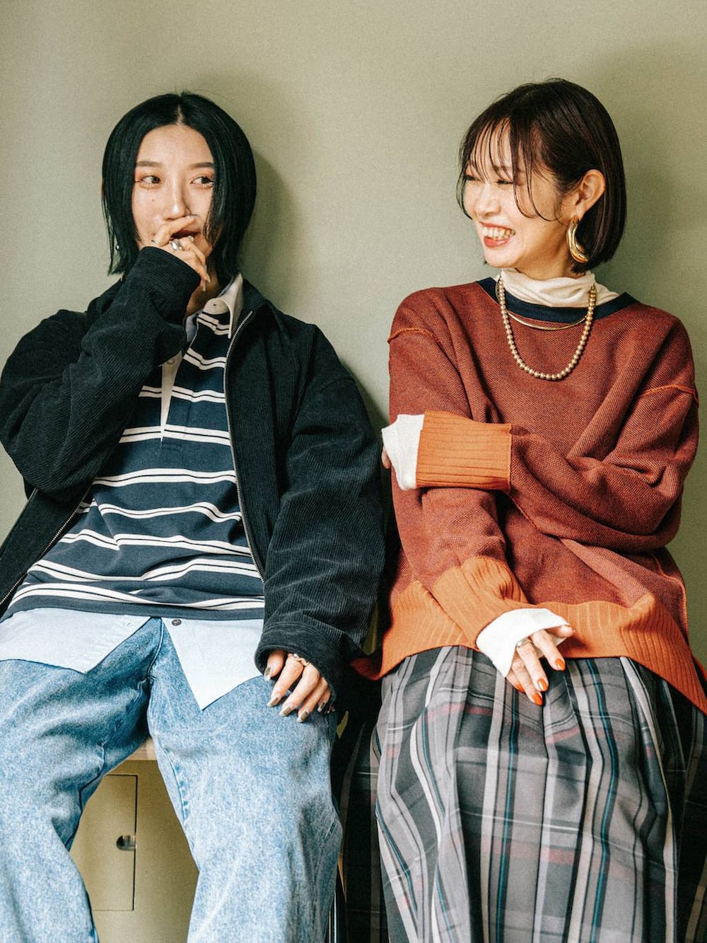 ブルー系のダウンジャケット/コート、ブラック系のスカート、ホワイト系のTシャツ/カットソーを着用したレディースの秋コーディネートの4枚目の写真