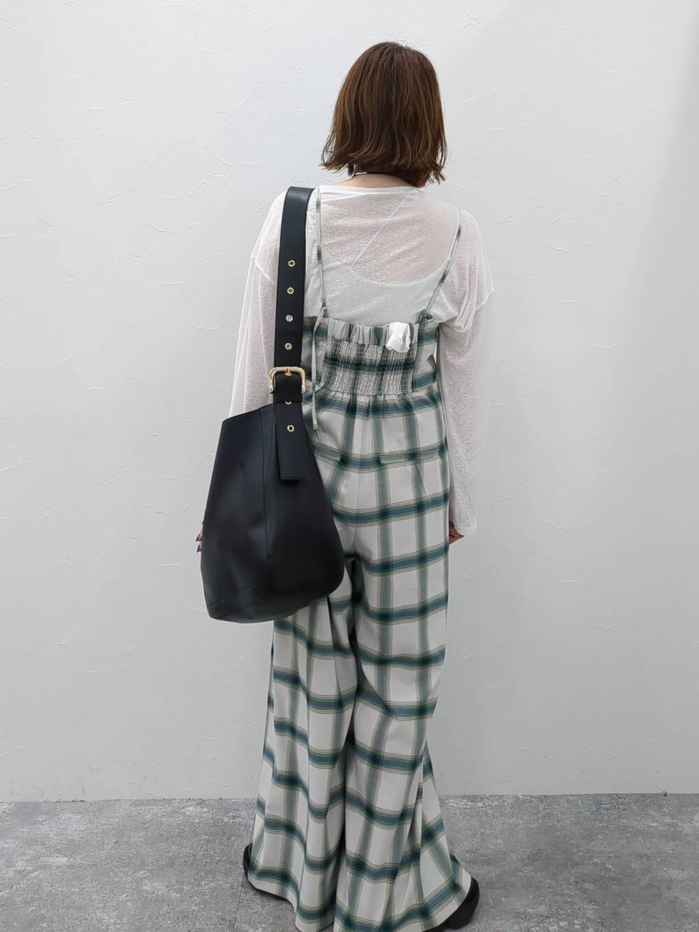 ホワイト系のTシャツ/カットソー、ブラック系のショルダーバッグ、ホワイト系のサロペット/オーバーオールを着用したレディースの春コーディネートの4枚目の写真