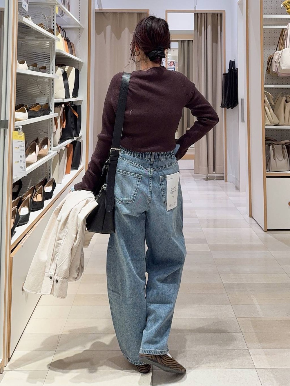 その他のパンプス、ブルー系のデニムパンツ、ベージュ系のシャツ/ブラウスを着用したレディースの冬コーディネートの6枚目の写真