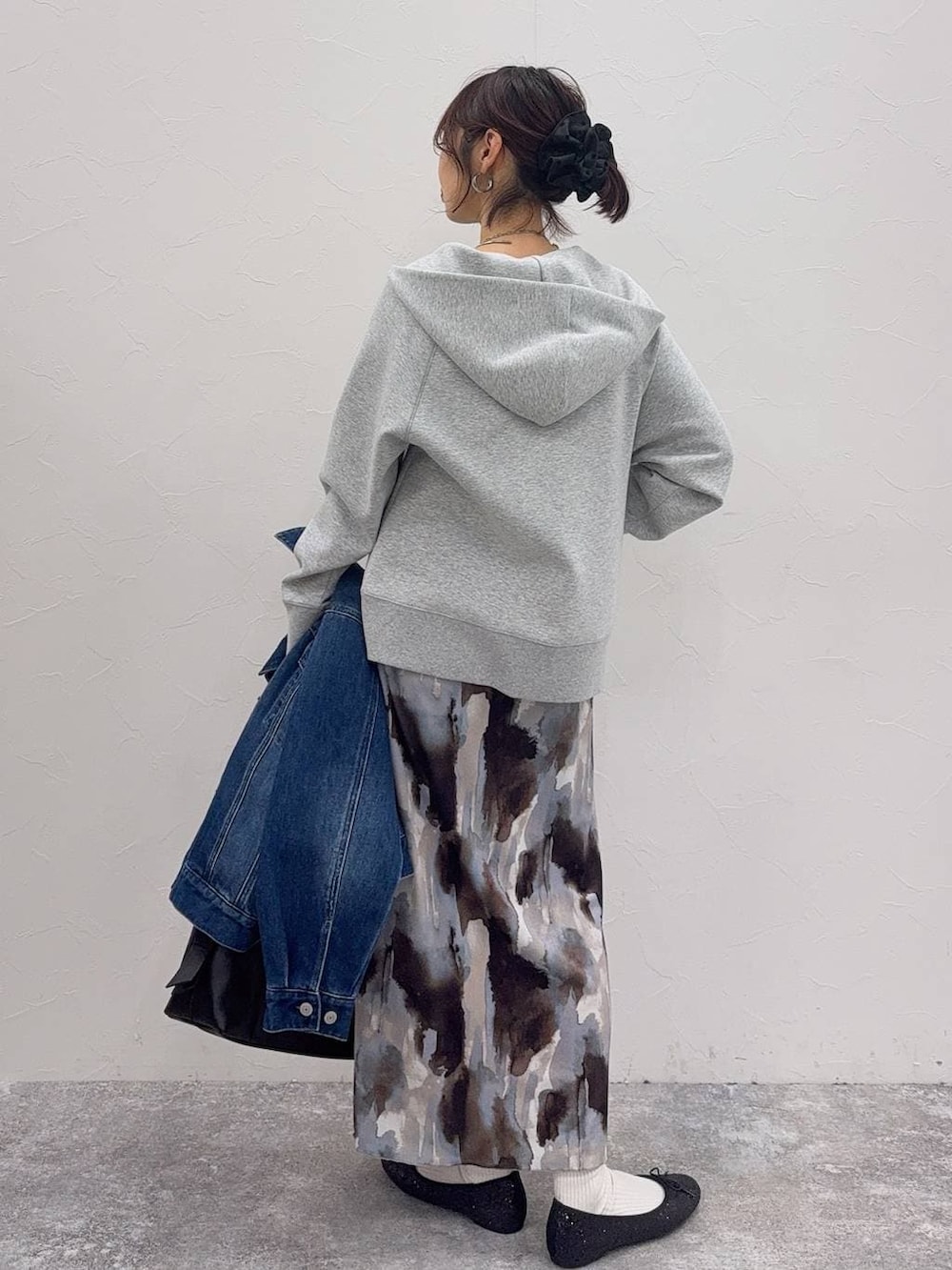 ブラック系のバレエシューズ、ブラック系のボストンバッグ、ブラック系のTシャツ/カットソーを着用したレディースの冬コーディネートの5枚目の写真