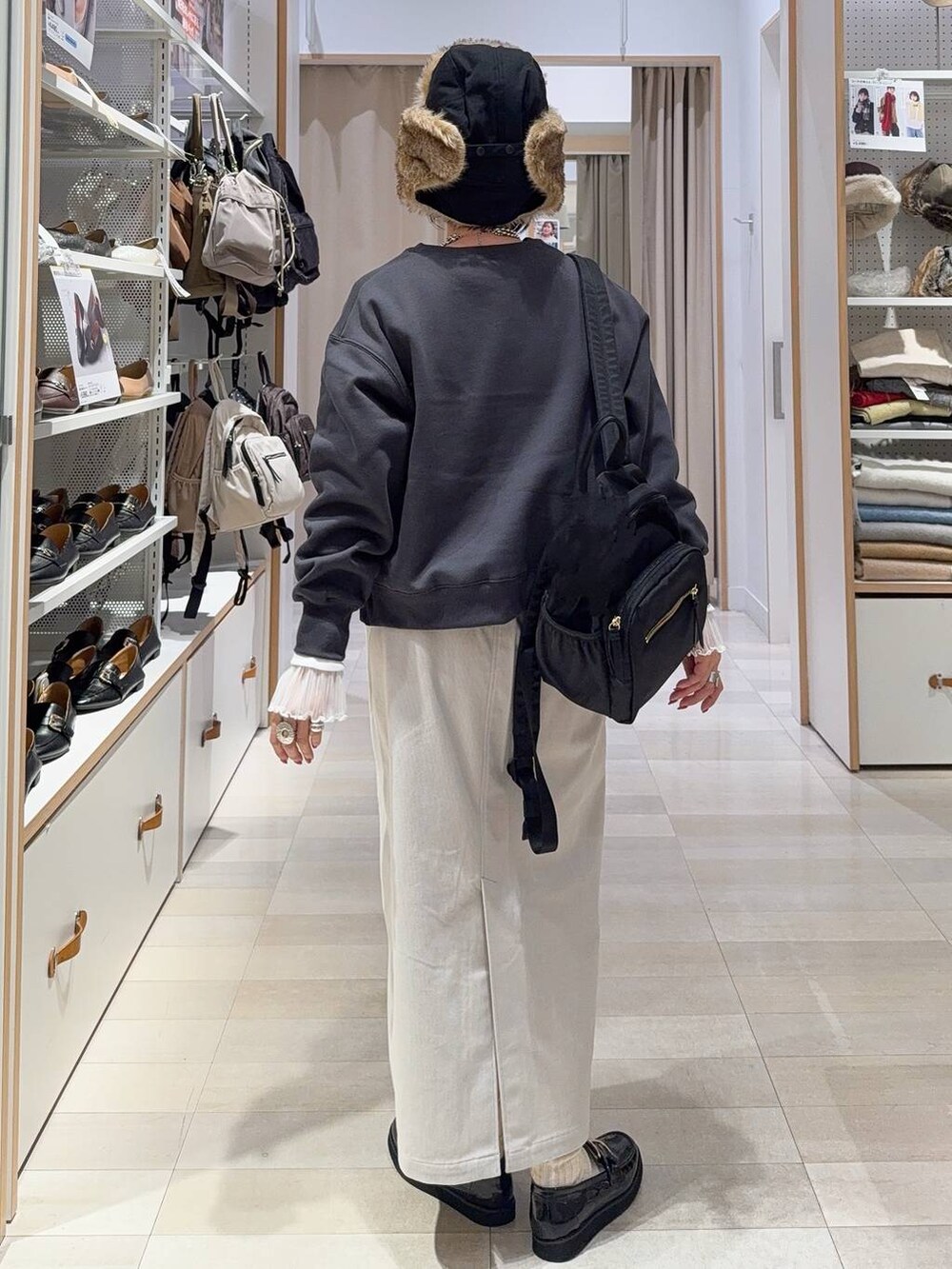 ブラック系のローファー、グレー系のカーディガン/ボレロ、ホワイト系のTシャツ/カットソーを着用したレディースの冬コーディネートの8枚目の写真