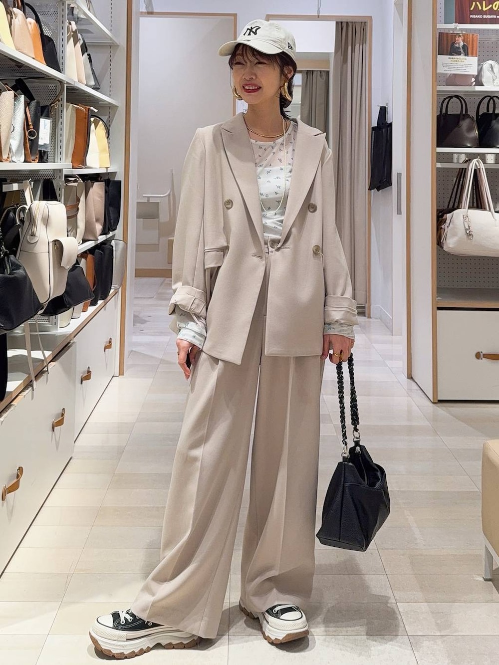 ホワイト系のTシャツ/カットソー、ベージュ系のテーラードジャケット、ベージュ系のその他パンツを着用したレディースの冬コーディネートの3枚目の写真