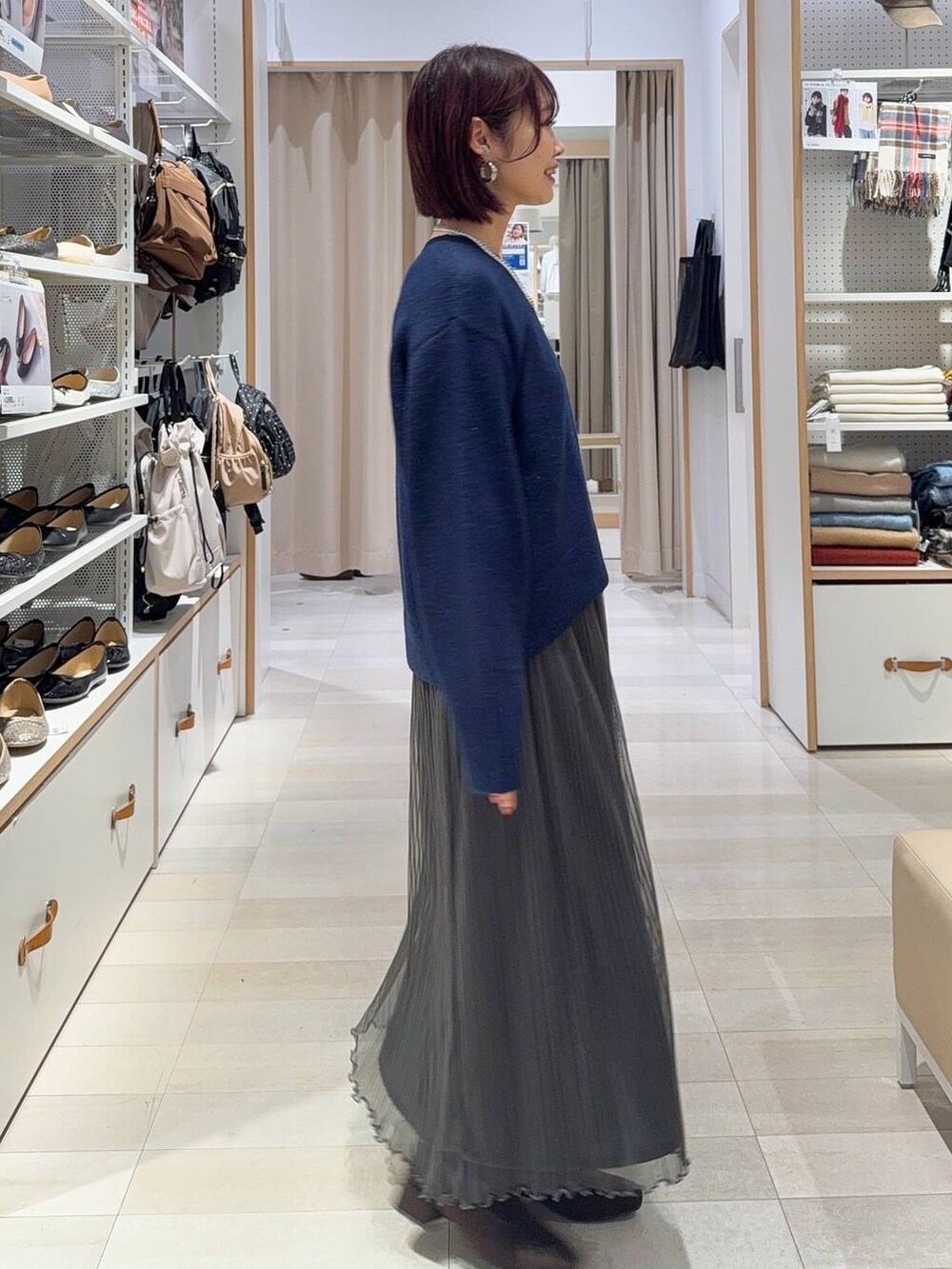 ブラック系のトートバッグ、ブラウン系のノーカラージャケット、シルバー系のネックレスを着用したレディースの秋コーディネートの5枚目の写真