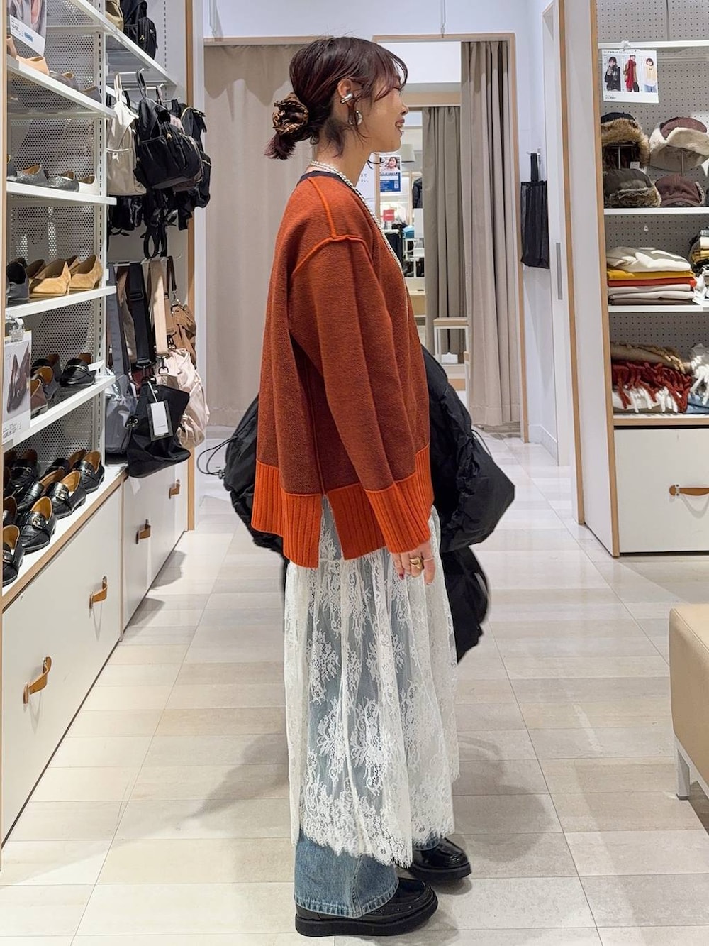 ブラック系のローファー、ブラック系のショルダーバッグ、ブラック系のダウンジャケット/コートを着用したレディースの冬コーディネートの8枚目の写真