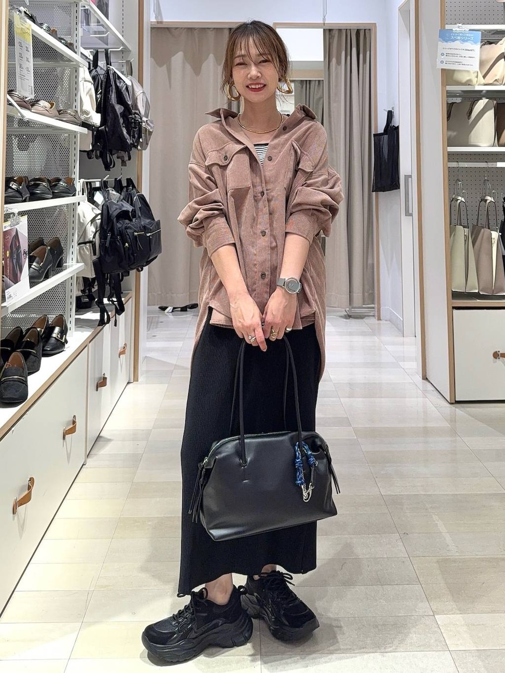 ブラック系のローファー、ブラック系のキャミソール、ピンク系のシャツ/ブラウスを着用したレディースの秋コーディネートの5枚目の写真