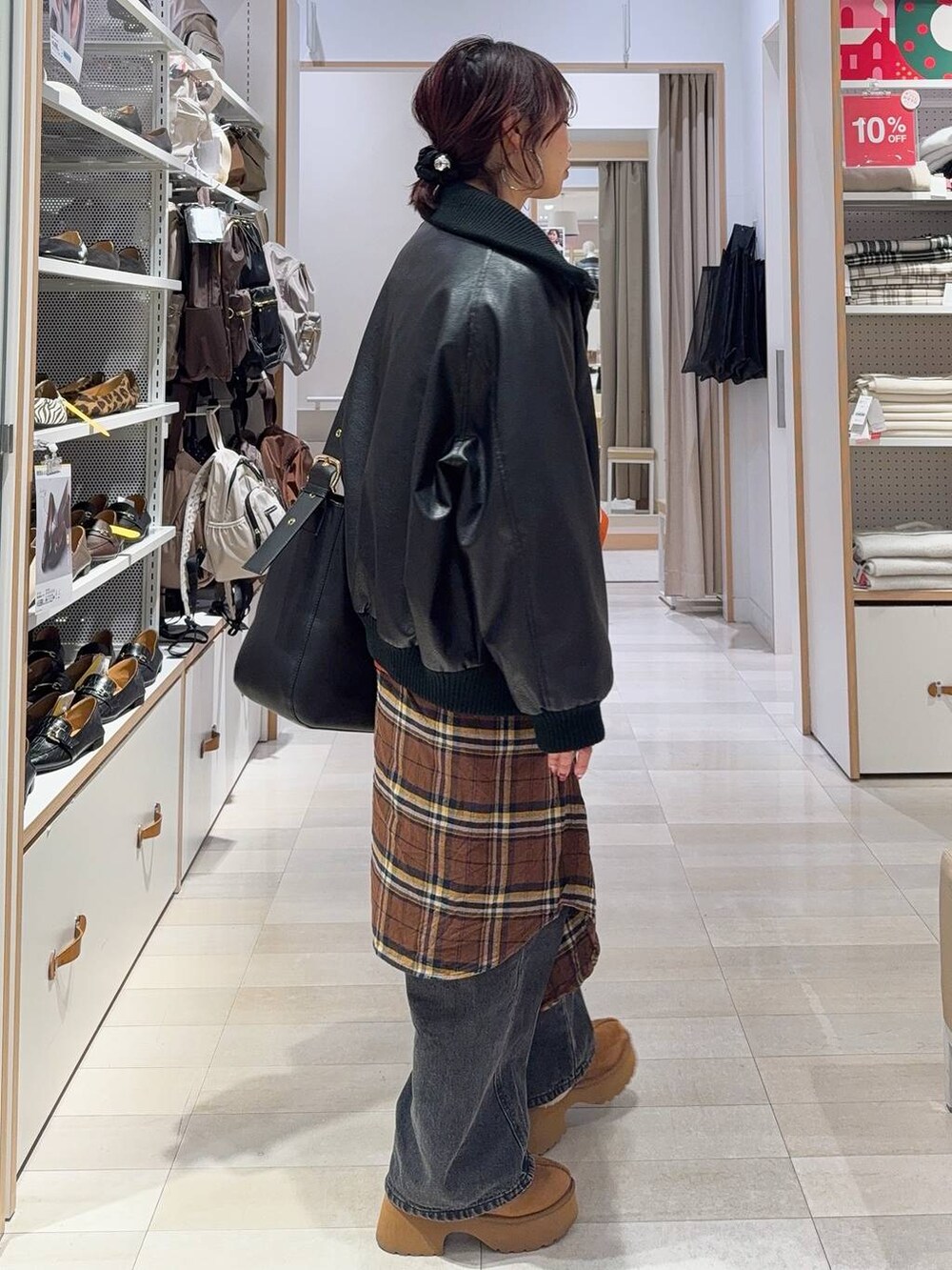 ブラック系のショルダーバッグ、ブラウン系のシャツ/ブラウス、イエロー系のブーツを着用したレディースの冬コーディネートの7枚目の写真