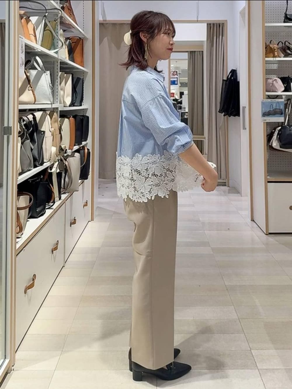 ベージュ系のその他パンツ、ブラック系のカーディガン/ボレロ、ブラック系のボストンバッグを着用したレディースの春コーディネートの5枚目の写真