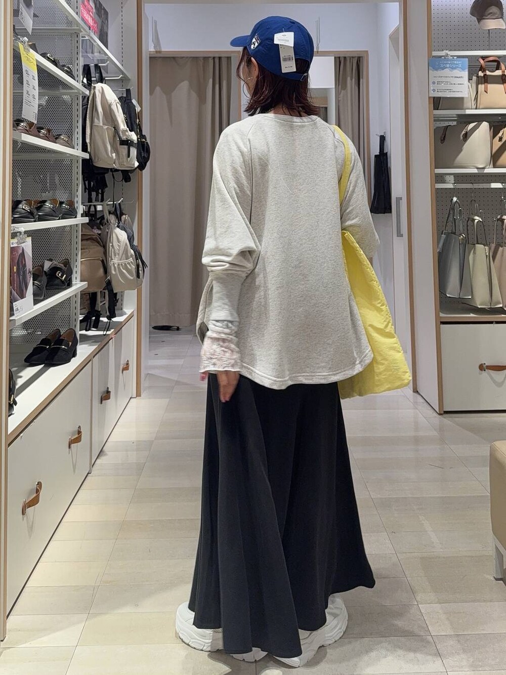 ホワイト系のスニーカー、ホワイト系のTシャツ/カットソー、グレー系のTシャツ/カットソーを着用したレディースの秋コーディネートの4枚目の写真