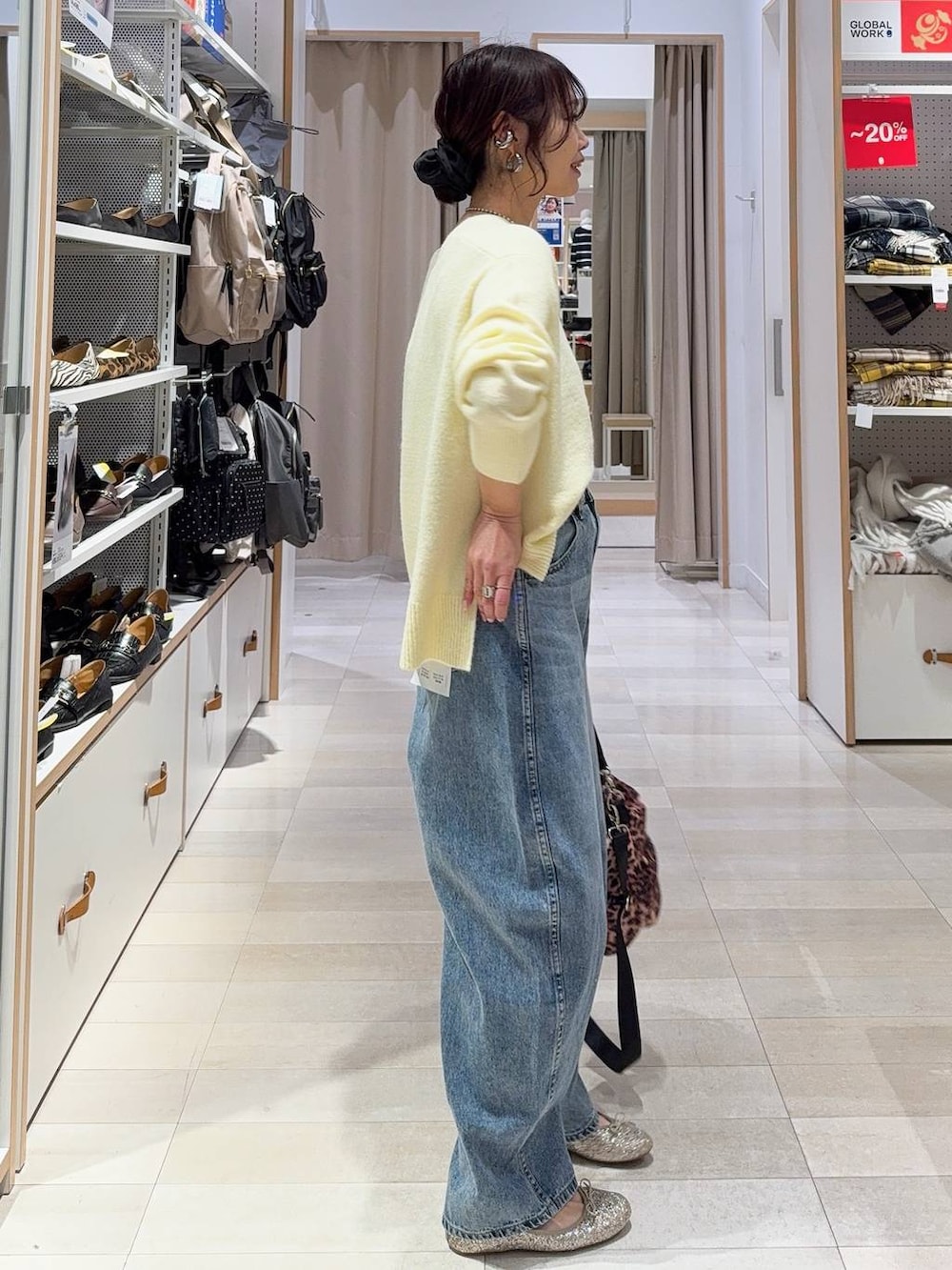 ゴールド系のバレエシューズ、ホワイト系のカーディガン/ボレロ、イエロー系のニット/セーターを着用したレディースの冬コーディネートの8枚目の写真