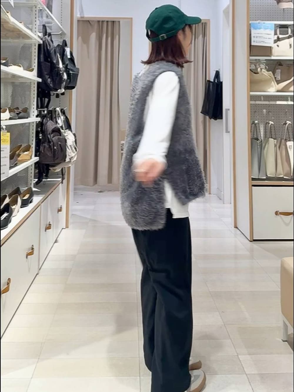 ベージュ系のスニーカー、ブラック系のその他パンツ、グレー系のブルゾンを着用したレディースの秋コーディネートの6枚目の写真