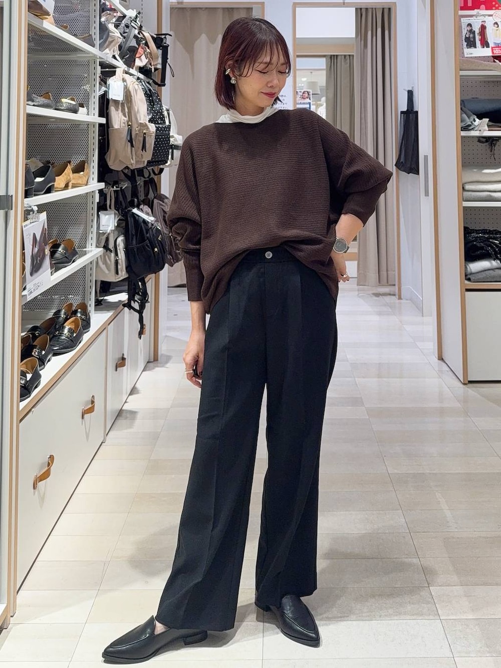 ブラック系のその他パンツ、ブラック系のパンプス、ベージュ系のテーラードジャケットを着用したレディースの冬コーディネートの4枚目の写真