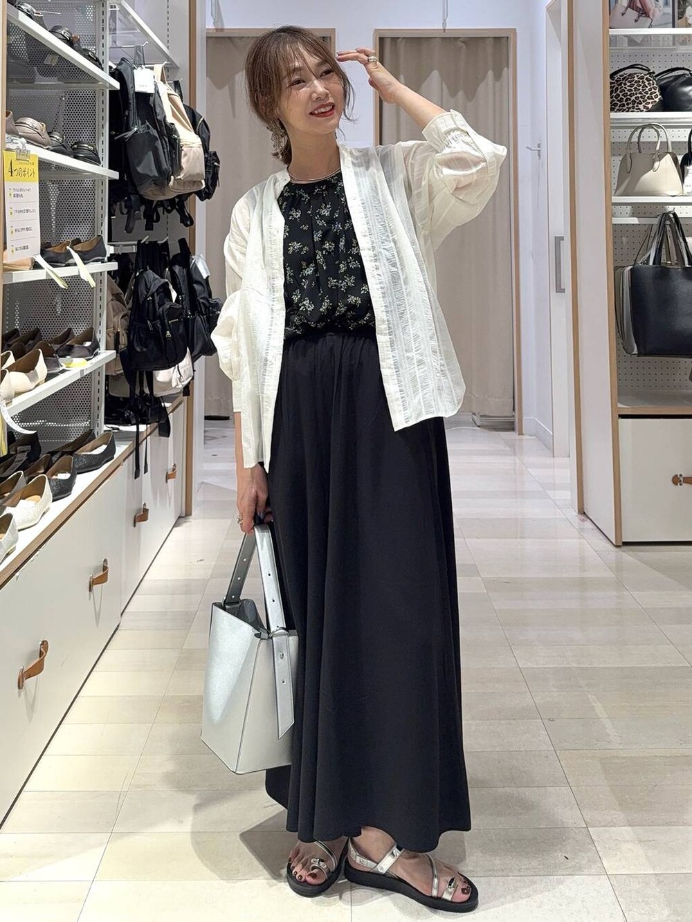 ホワイト系のショルダーバッグ、ホワイト系のシャツ/ブラウス、シルバー系のサンダルを着用したレディースの夏コーディネートの2枚目の写真