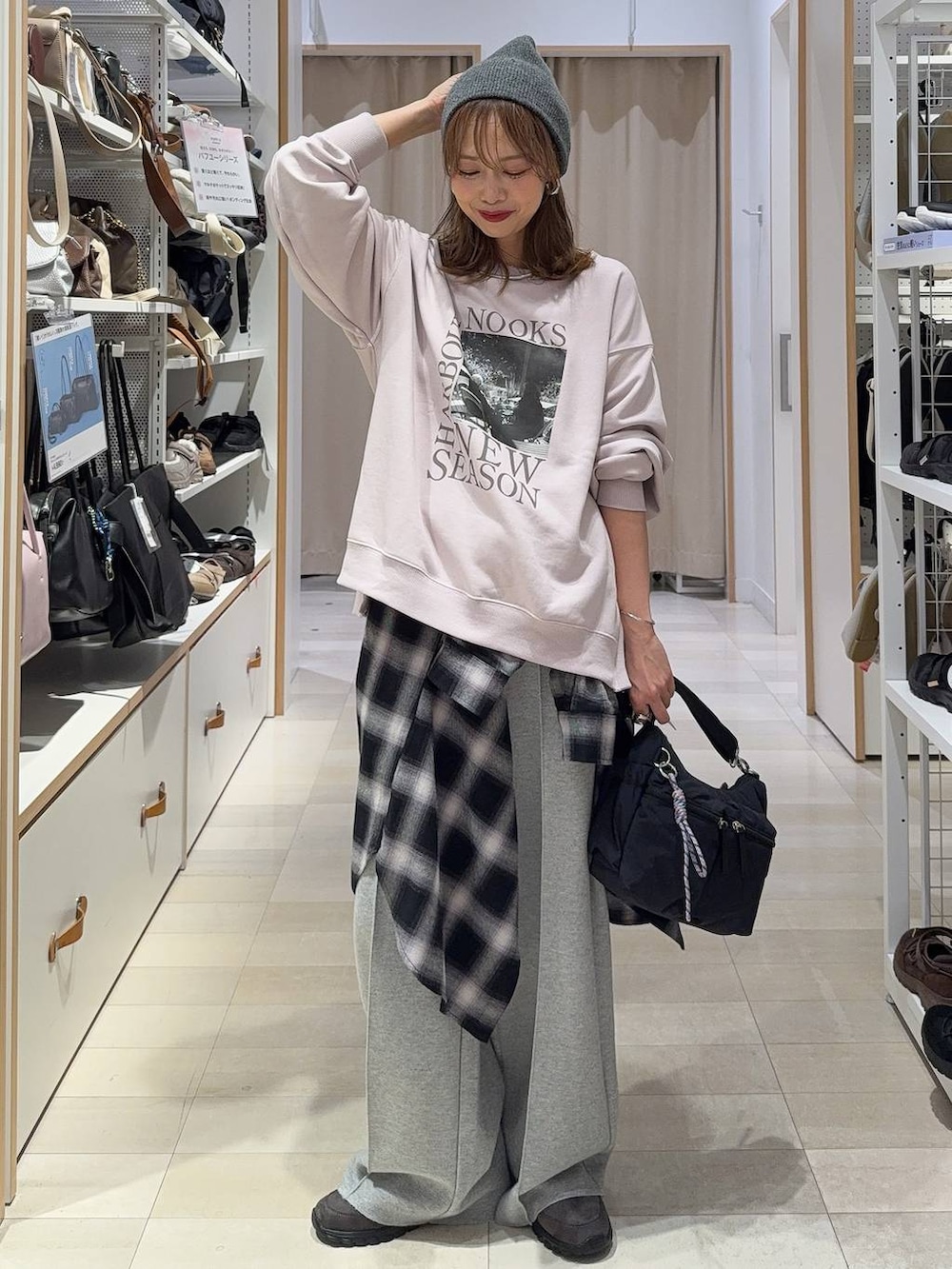 ホワイト系のTシャツ/カットソー、ブラック系のブーツ、ブラック系のバックパック/リュックを着用したレディースの秋コーディネートの5枚目の写真