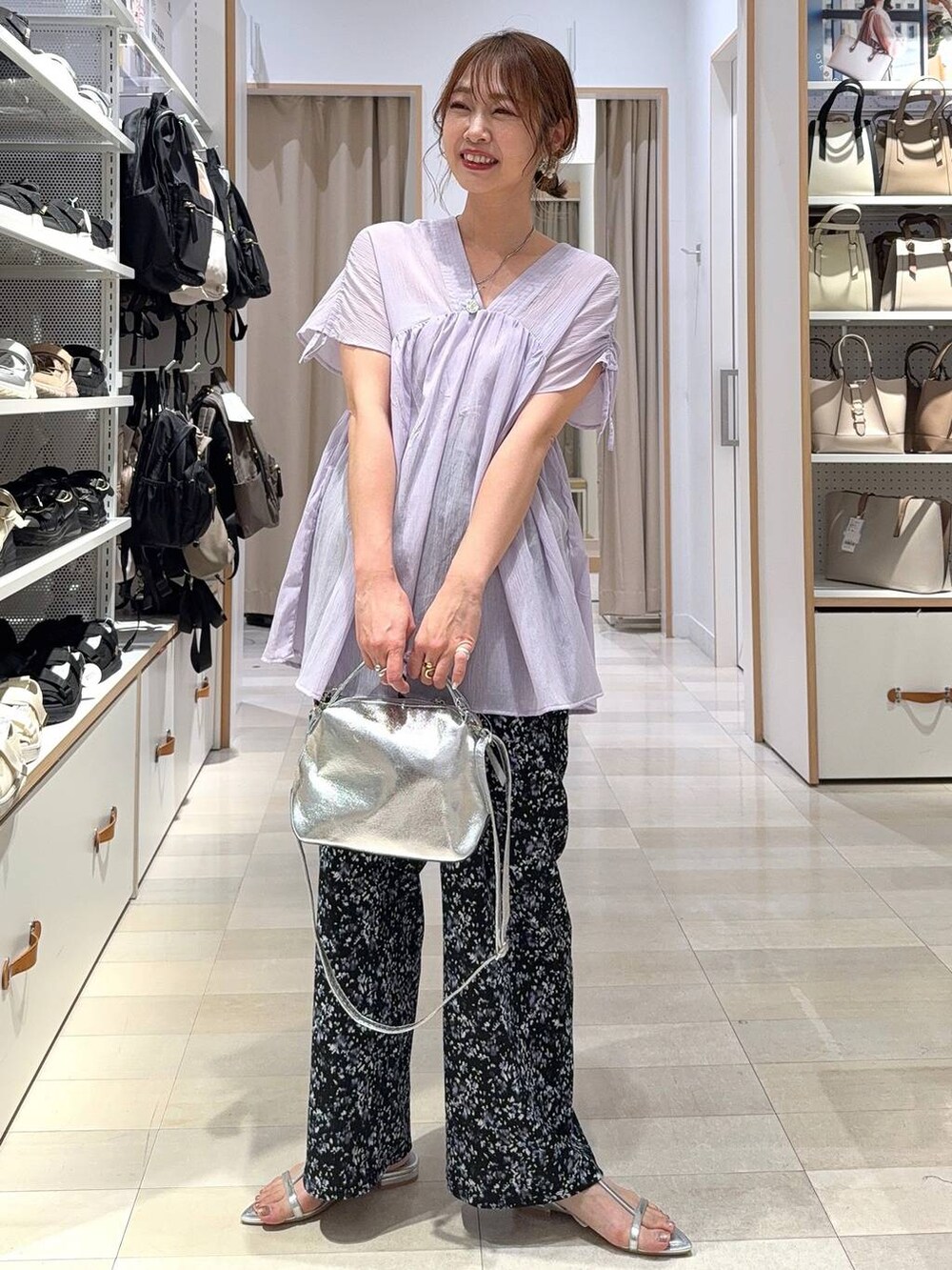 ホワイト系のデニムパンツ、グリーン系のショルダーバッグ、ブラック系のシャツ/ブラウスを着用したレディースの夏コーディネートの2枚目の写真