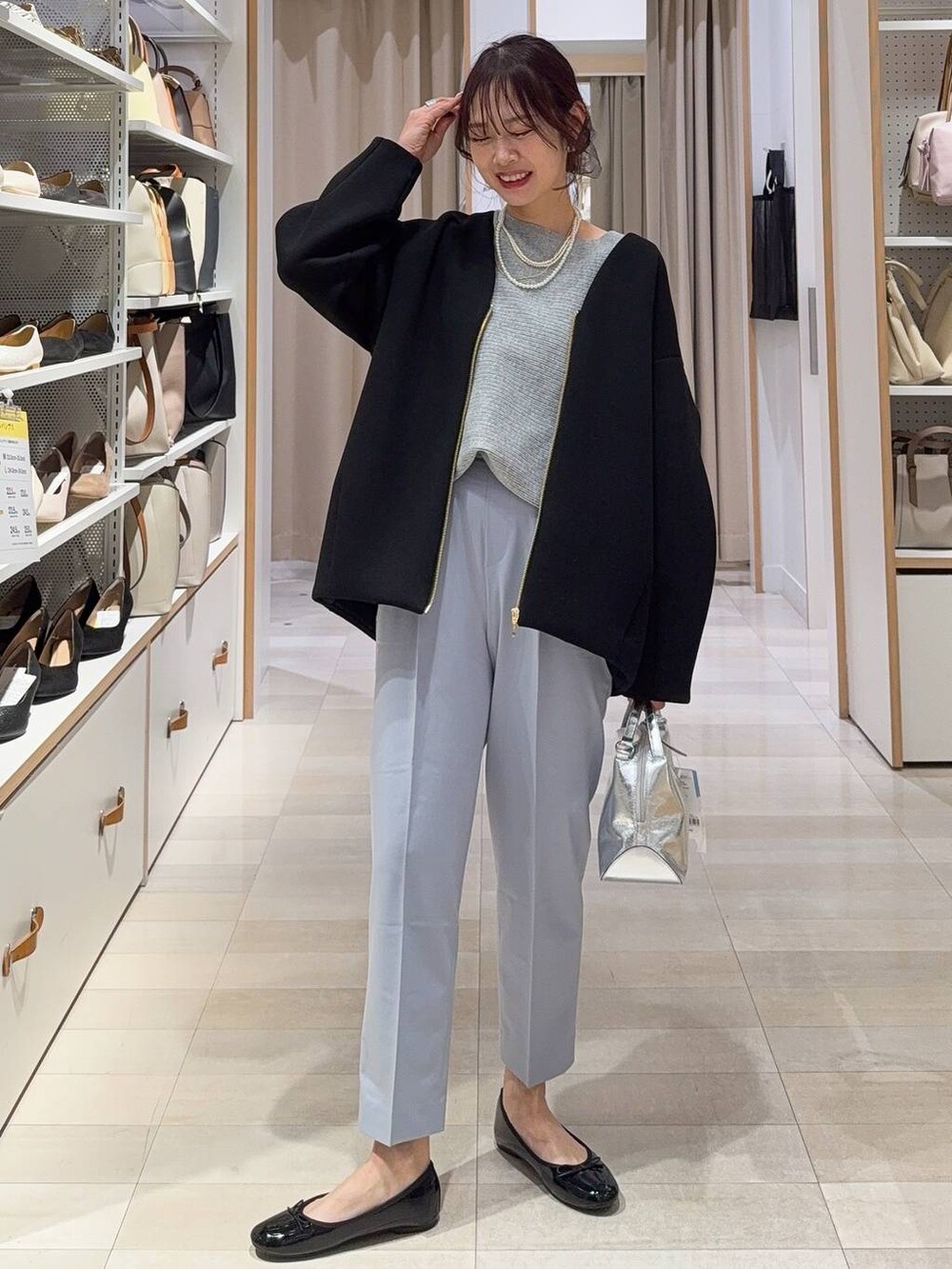 ブラック系のパンプス、ホワイト系のシャツ/ブラウス、ブルー系のスラックスを着用したレディースの冬コーディネートの4枚目の写真