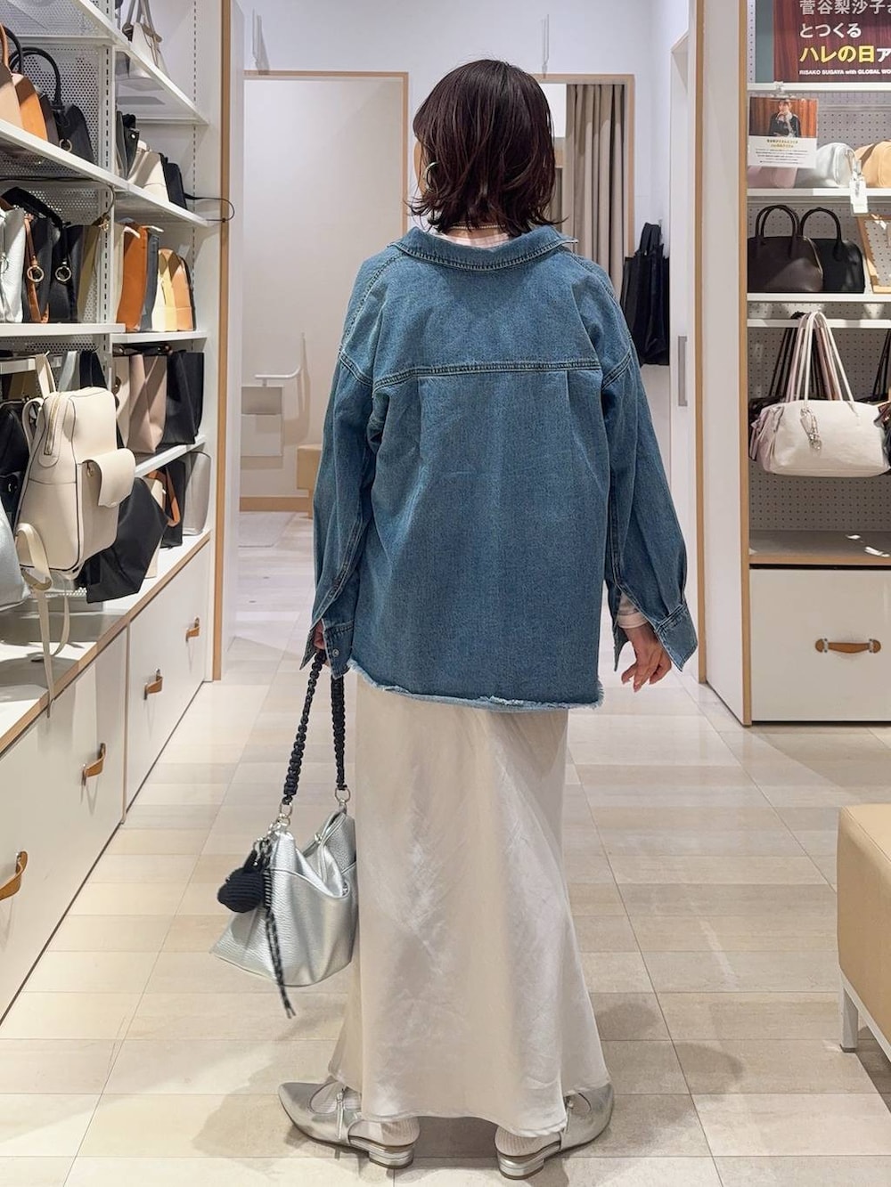 ピンク系のTシャツ/カットソー、ブルー系のシャツ/ブラウス、グレー系のスカートを着用したレディースの冬コーディネートの7枚目の写真