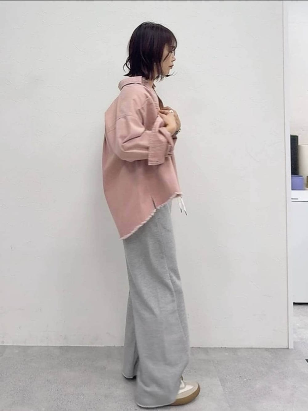 ブラック系のバレエシューズ、ブラック系のキャミソール、ピンク系のシャツ/ブラウスを着用したレディースの冬コーディネートの5枚目の写真