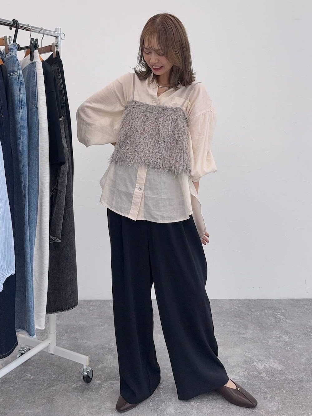 ブラウン系のパンプス、ベージュ系のその他トップス、シルバー系のネックレスを着用したレディースの夏コーディネートの4枚目の写真