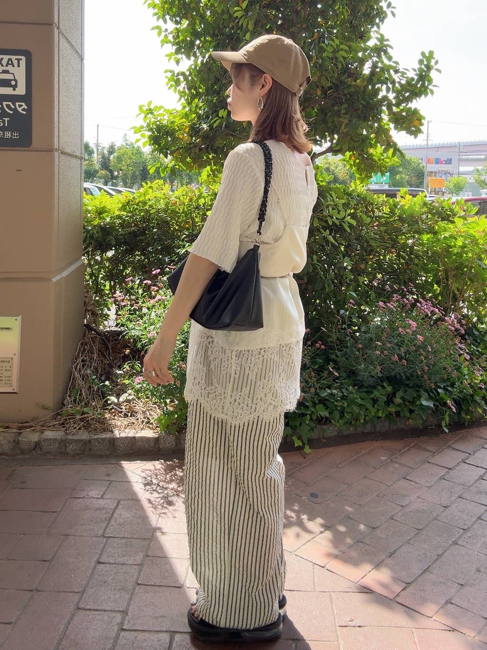 ホワイト系のキャミソール、ホワイト系のその他パンツ、シルバー系のネックレスを着用したレディースの春コーディネートの3枚目の写真