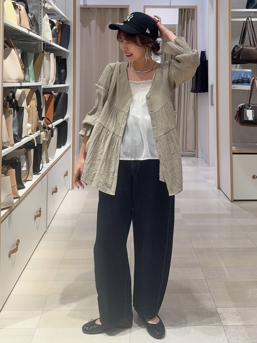 シルバー系のパンプス、ホワイト系のTシャツ/カットソー、ブルー系のデニムジャケットを着用したレディースの春コーディネートの7枚目の写真