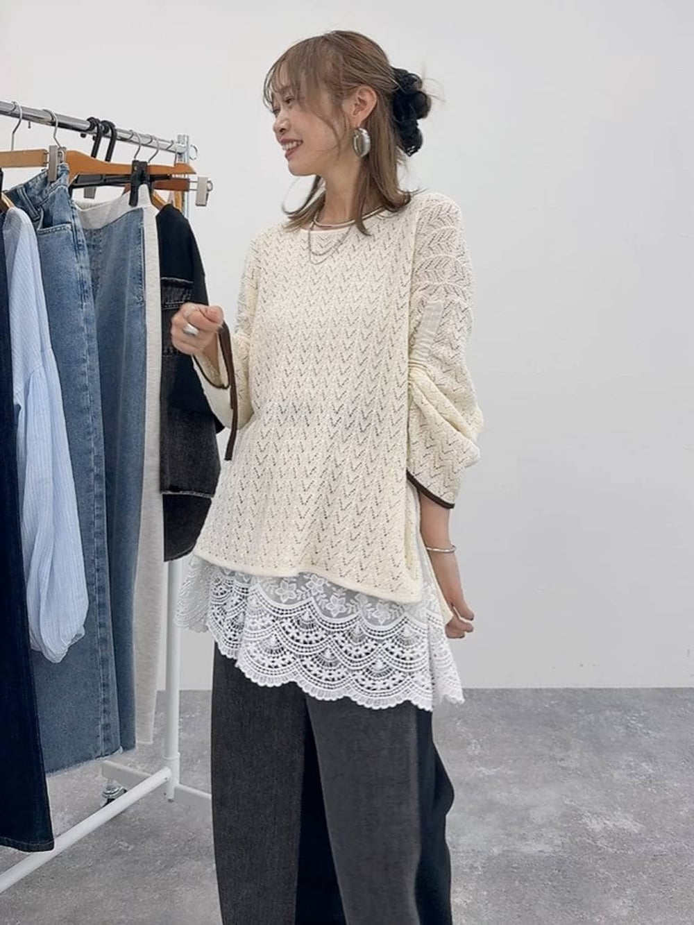 ブラウン系のパンプス、ベージュ系のシャツ/ブラウス、ブラウン系のシャツ/ブラウスを着用したレディースの夏コーディネートの5枚目の写真