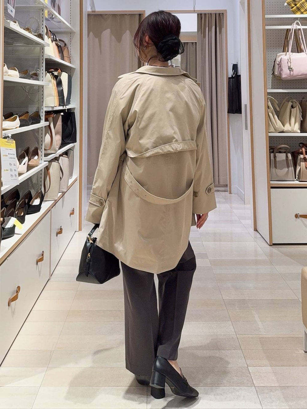 ブラック系のショルダーバッグ、ブラック系のローファー、グレー系のセットアップを着用したレディースの冬コーディネートの7枚目の写真