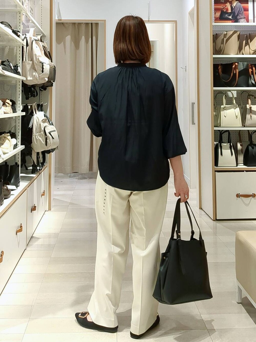 ホワイト系のその他パンツ、ブルー系のシャツ/ブラウス、ブラック系のショルダーバッグを着用したレディースの春コーディネートの7枚目の写真