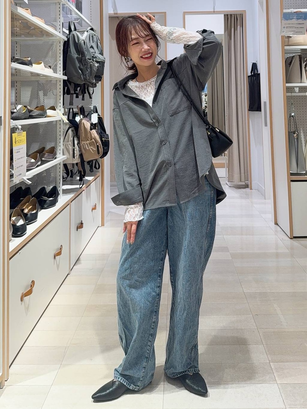 ブラック系のパンプス、ブラック系のその他パンツ、ブラック系のシャツ/ブラウスを着用したレディースの秋コーディネートの2枚目の写真