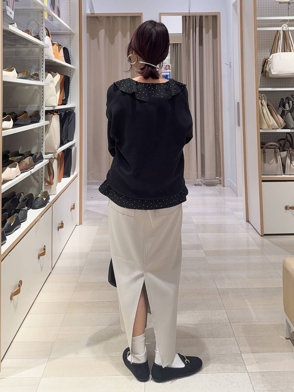 ブラック系のローファー、グレー系のスカート、ブラック系のシャツ/ブラウスを着用したレディースの冬コーディネートの5枚目の写真