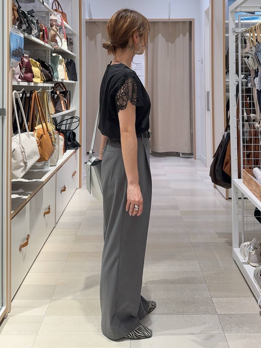 その他のパンプス、シルバー系のショルダーバッグ、グレー系のその他パンツを着用したレディースの夏コーディネートの4枚目の写真