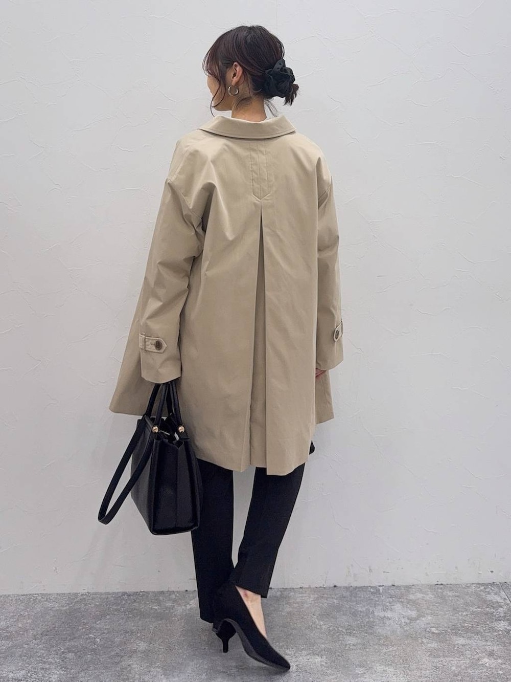 ブラック系のパンプス、ホワイト系のシャツ/ブラウス、ブラック系のスラックスを着用したレディースの冬コーディネートの5枚目の写真