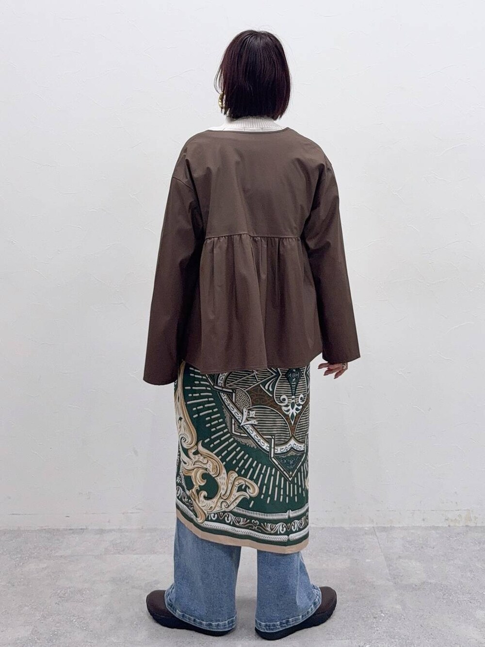 ブラウン系のブーツ、グリーン系のバンダナ/スカーフを着用したレディースの秋コーディネートの4枚目の写真