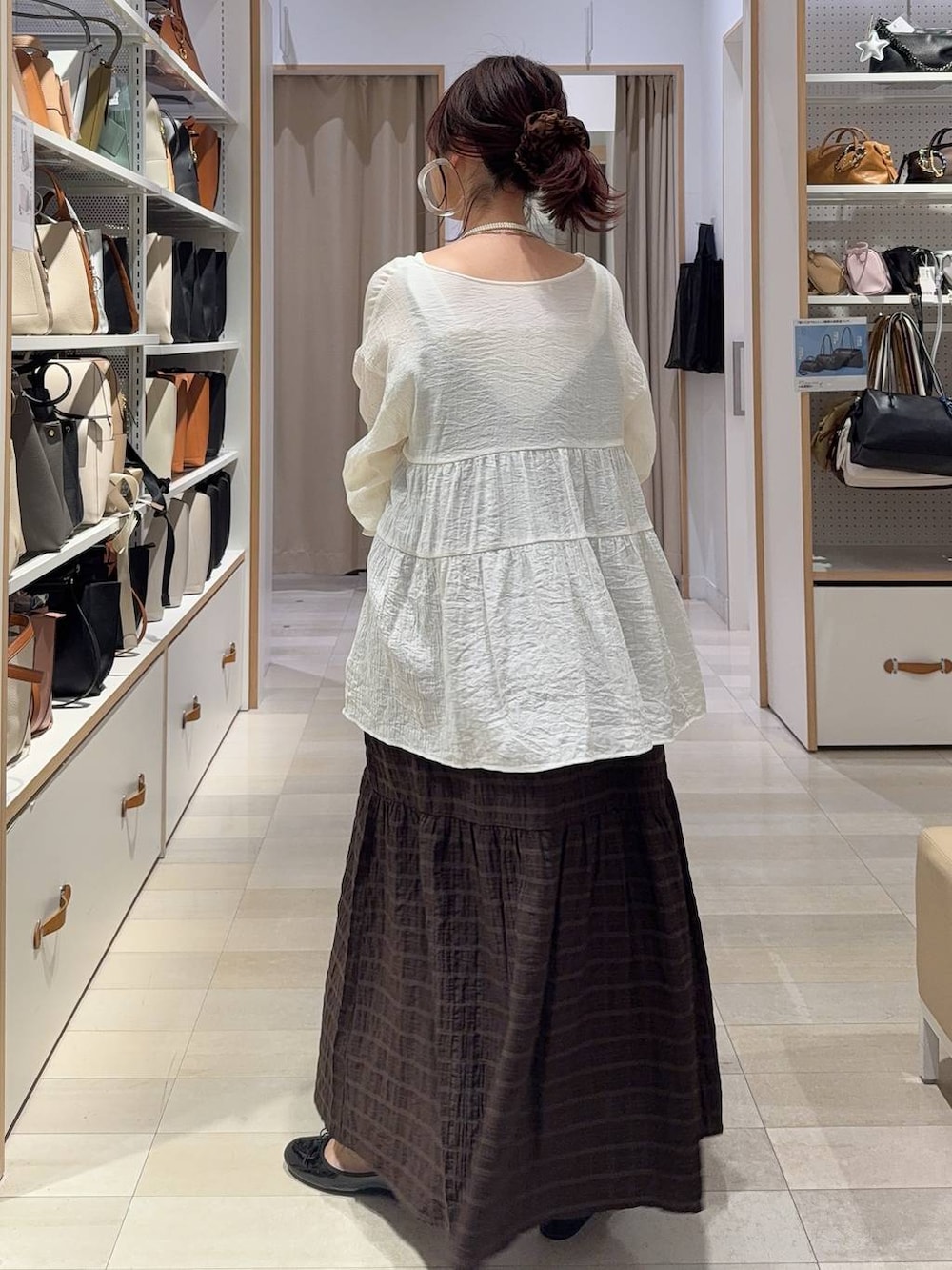 ブラック系のバレエシューズ、レッド系のショルダーバッグ、ブラウン系のワンピースを着用したレディースの春コーディネートの9枚目の写真