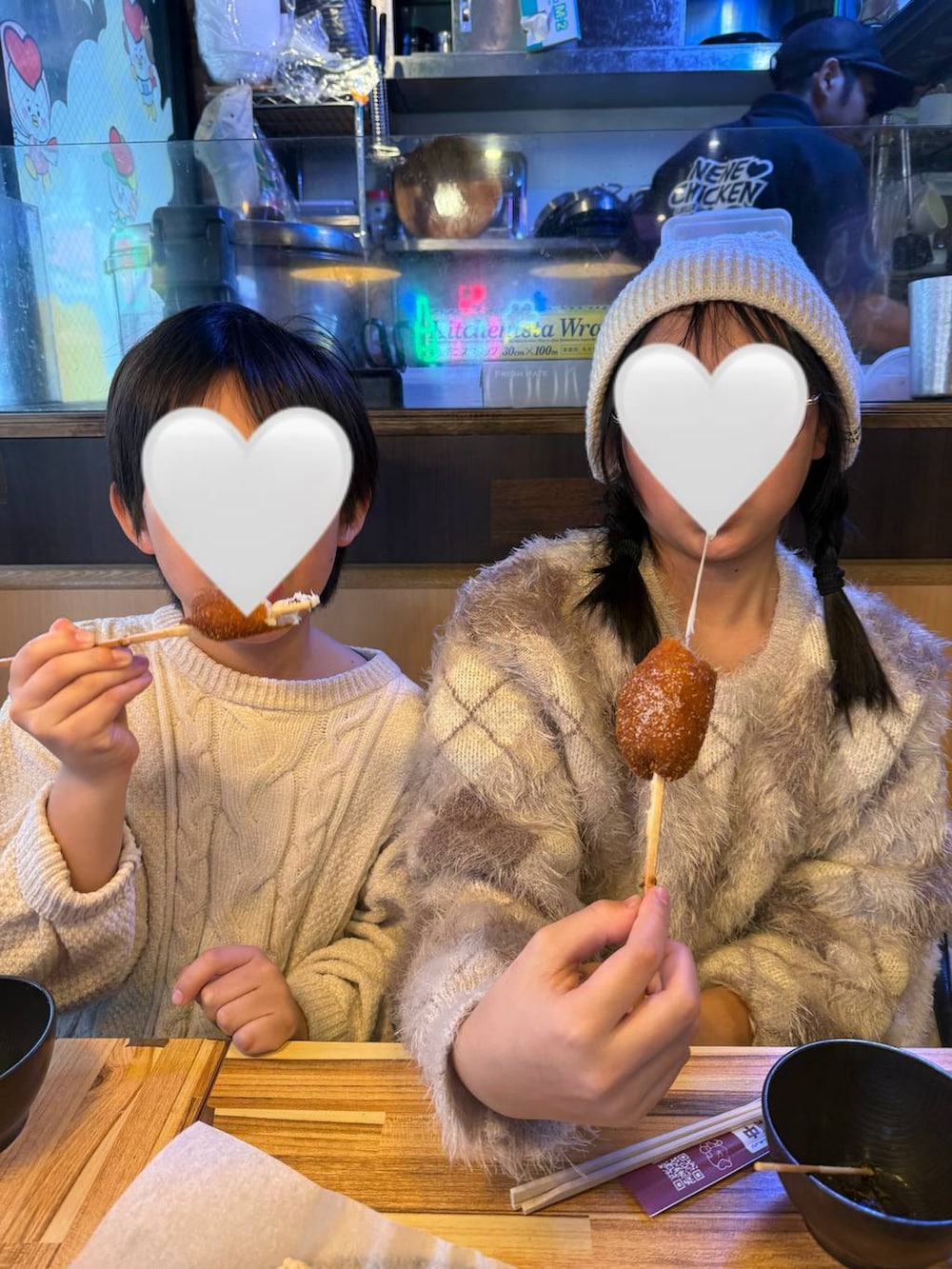 ホワイト系のニット/セーター、ブラック系のスカート、ベージュ系のブルゾンを着用したレディースの冬コーディネートの6枚目の写真